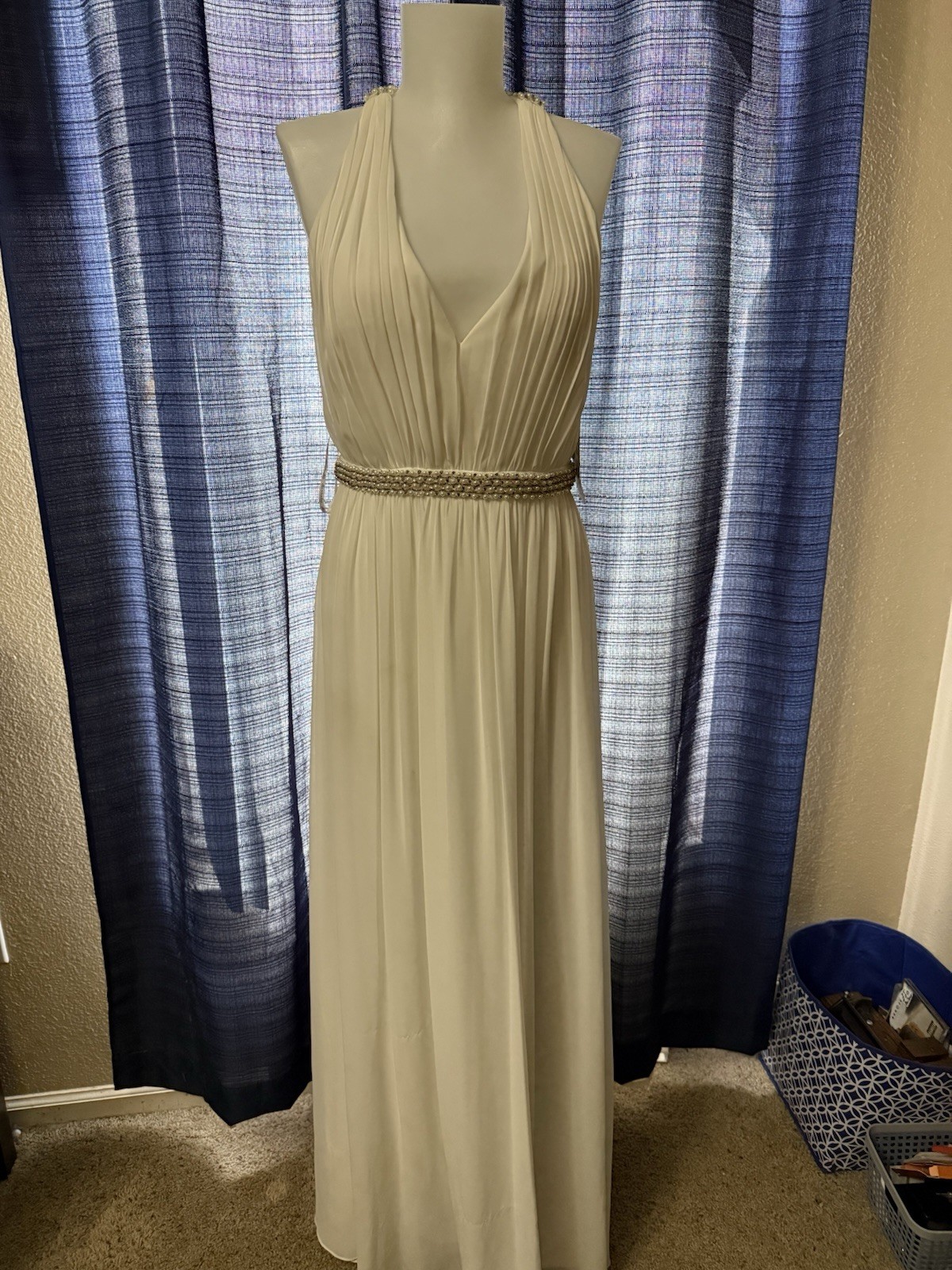 David’s Bridal Ivory Halter Neck Beaded Sheath Wedding Dress Size 6