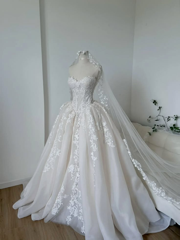 Classic Strapless Wedding Dresses Lace Applique Sweep Train A-Line Bridal Gown
