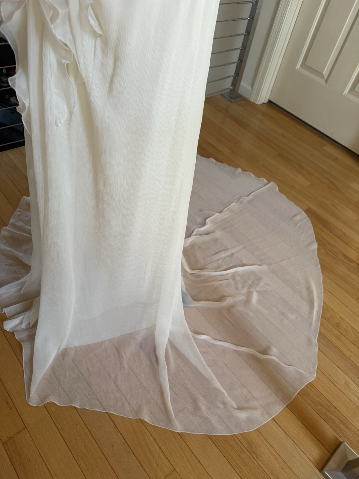CAROLINA HERRERA 6 (10) Ivory Silk Chiffon OffShoulder Ruffled Wedding Dress NEW