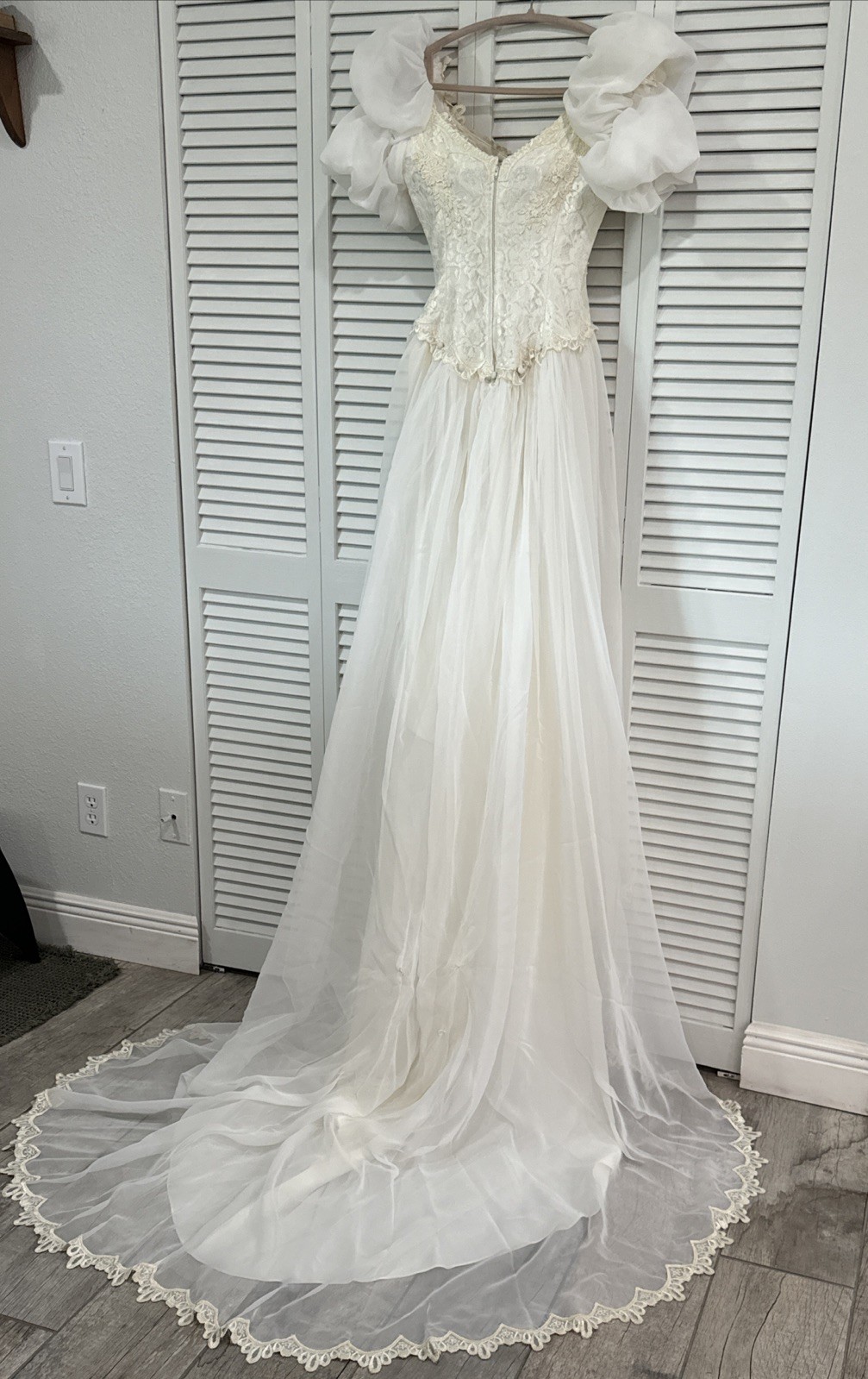 VTG 1980’s Ivory Wedding Gown w/Puff Sleeves Lace & Pearl Bodice Flowers SMALL