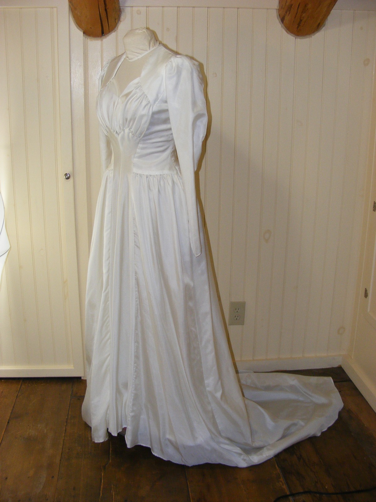 1942 WEDDING DRESS WWII BRIDAL WEAR RAYON FAILLE SWEETHEART NECKLINE LONG TRAIN