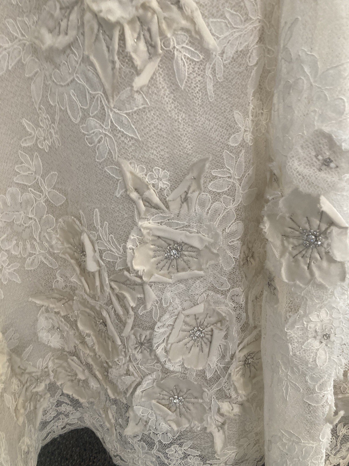 watters and watters Wedding Gown Size 8 Ivory Beautiful Cut Flower Details