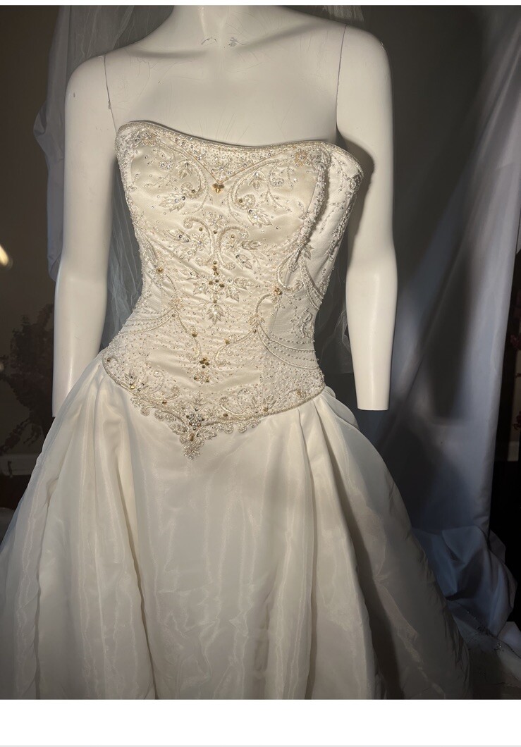 Gorgeous Off-White/Ivory Strapless Wedding Dress with Veil sz 6