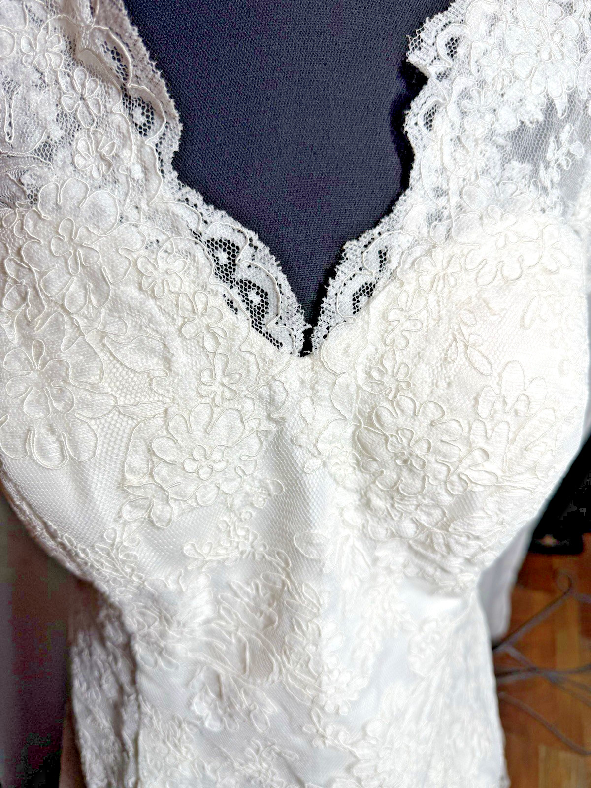 White Lace Wedding Gown Size 18 with Cinch Buttons Short Train Hem Scallop