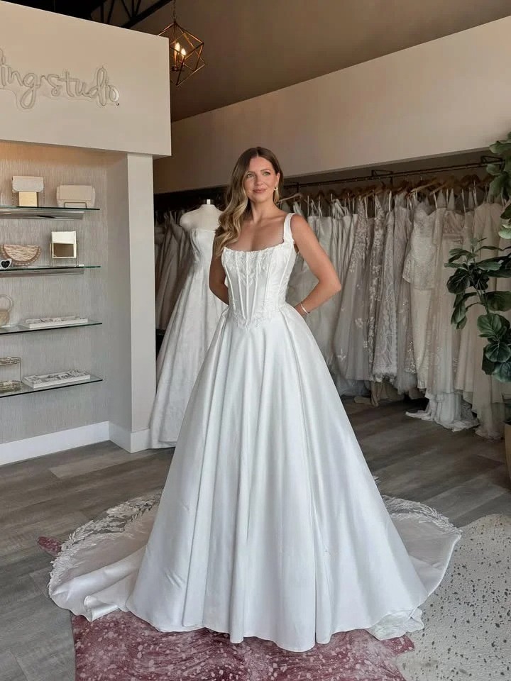 A-line Satin Wedding Dresses Sleeveless Lace Appliques Bridal Dress Bride Gown