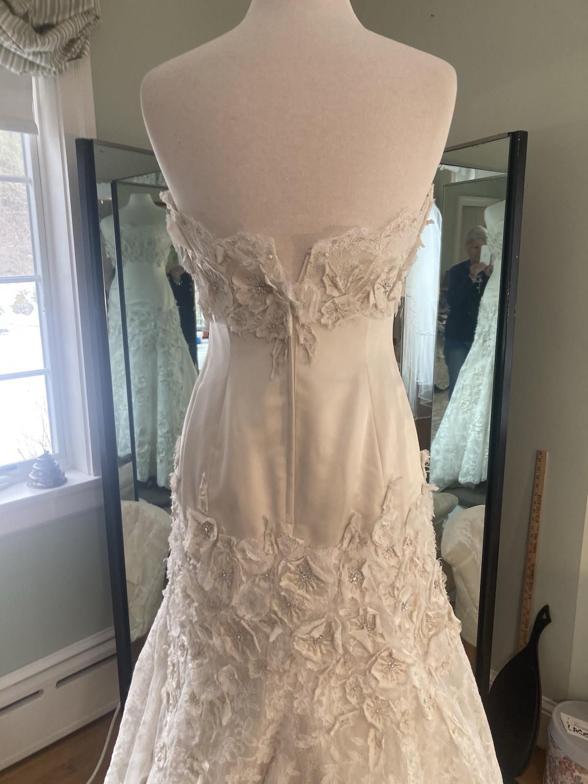 watters and watters Wedding Gown Size 8 Ivory Beautiful Cut Flower Details