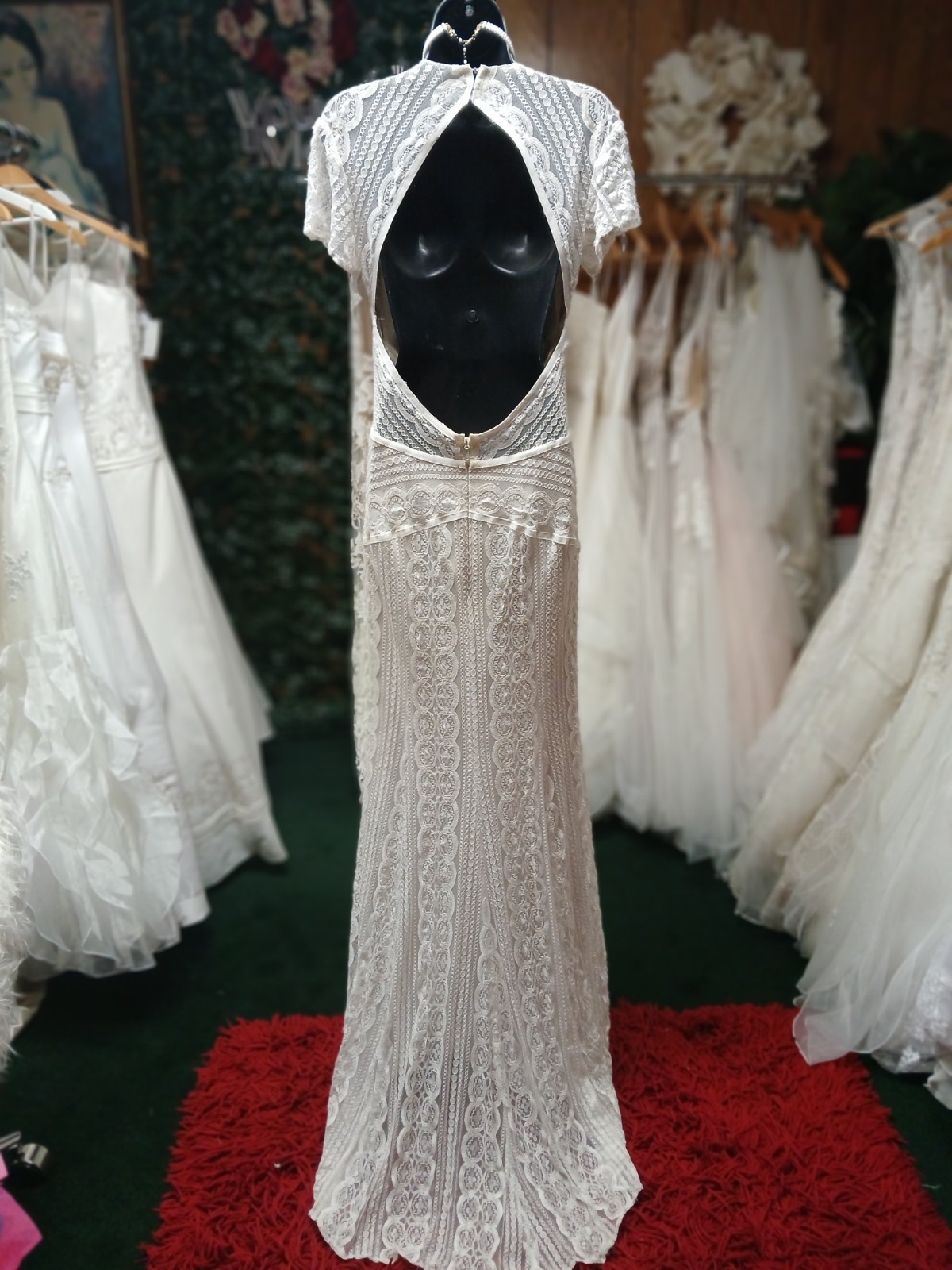 Ivory Lace Short-sleeved Wedding Dress Size 8