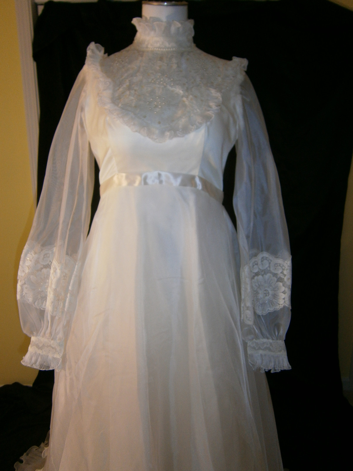 BRIDAL ORIGINALS VINTAGE WHITE WEDDING GOWN SIZE 6 PEARLS LACE ROSES BUTTONS USA