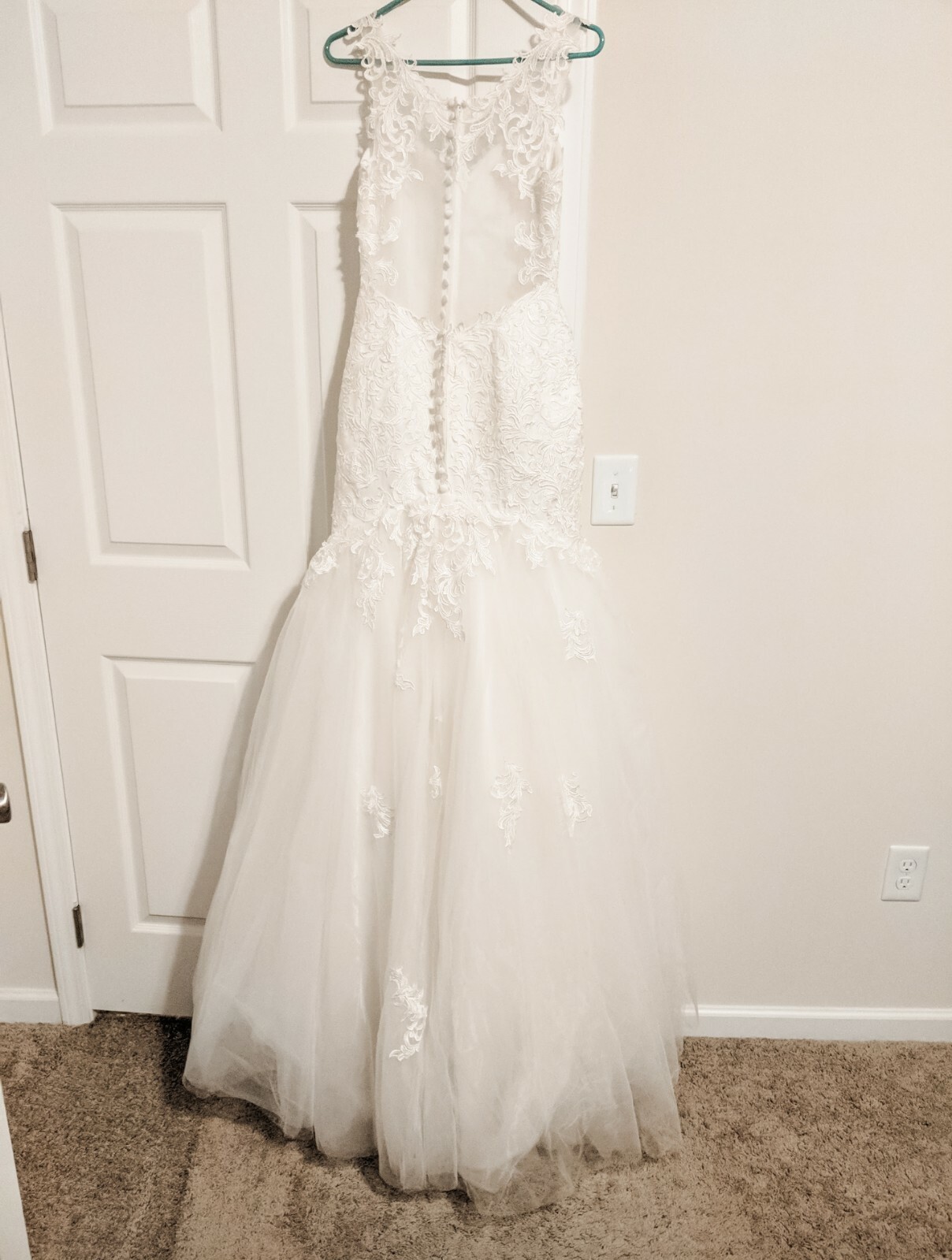 Mermaid/trumpet wedding dress. Only selling bc I fell in love w/ a different one