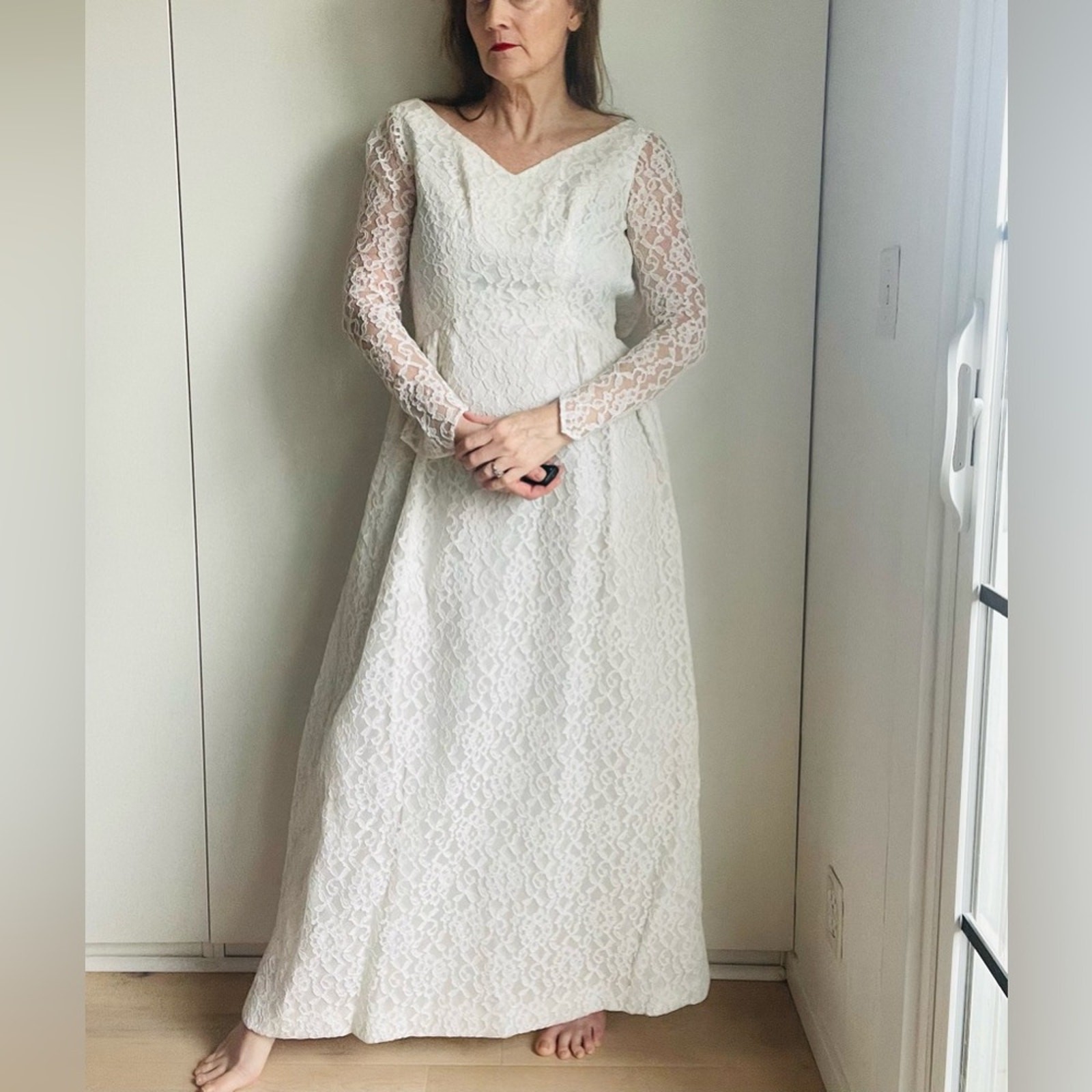 Vintage Lace White Wedding Gown Floor Length Size 4 long Sleeve Elegant Classic