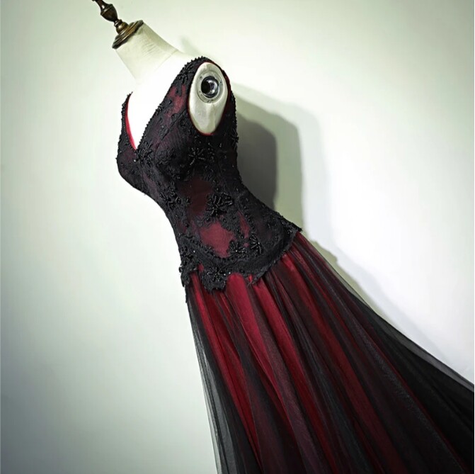 Black and Red Gothic Wedding Dresses V Neck with Lace Applique Tulle Bridal Gown