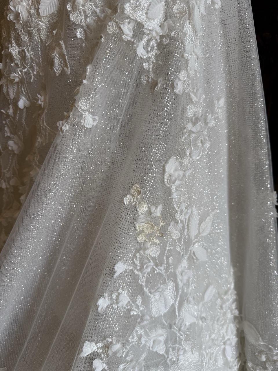 Ashley & Justin Bride Size 4 Mermaid Wedding Dress 3D Floral Lace Beaded Train