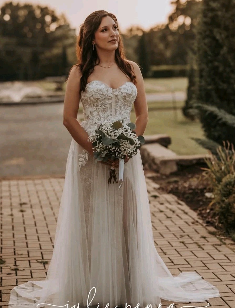 Allure Bridals Size 6 White/Ivory Sweetheart Lace Tulle Sleeveless Train