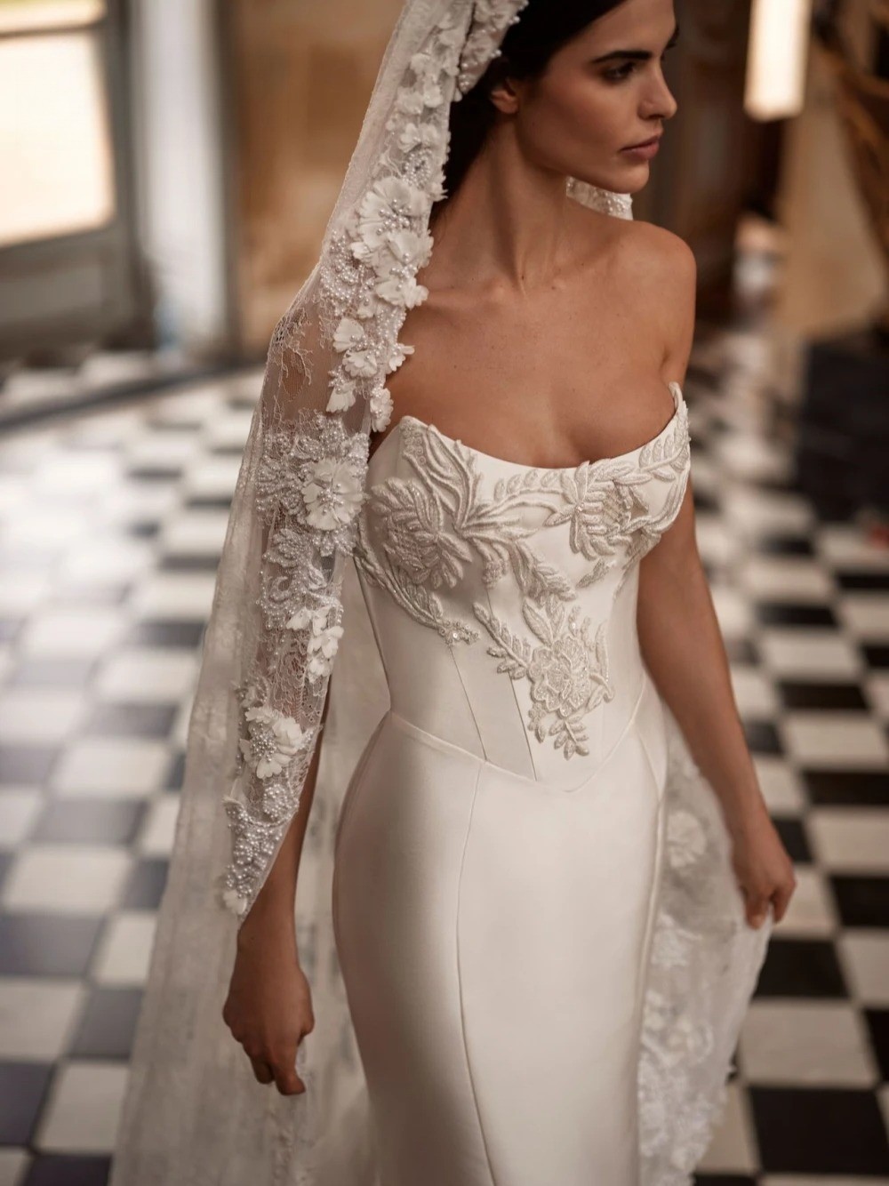Satin Wedding Dresses Lace Strapless Mermaid No Veil Sleeveless Bridal Gown
