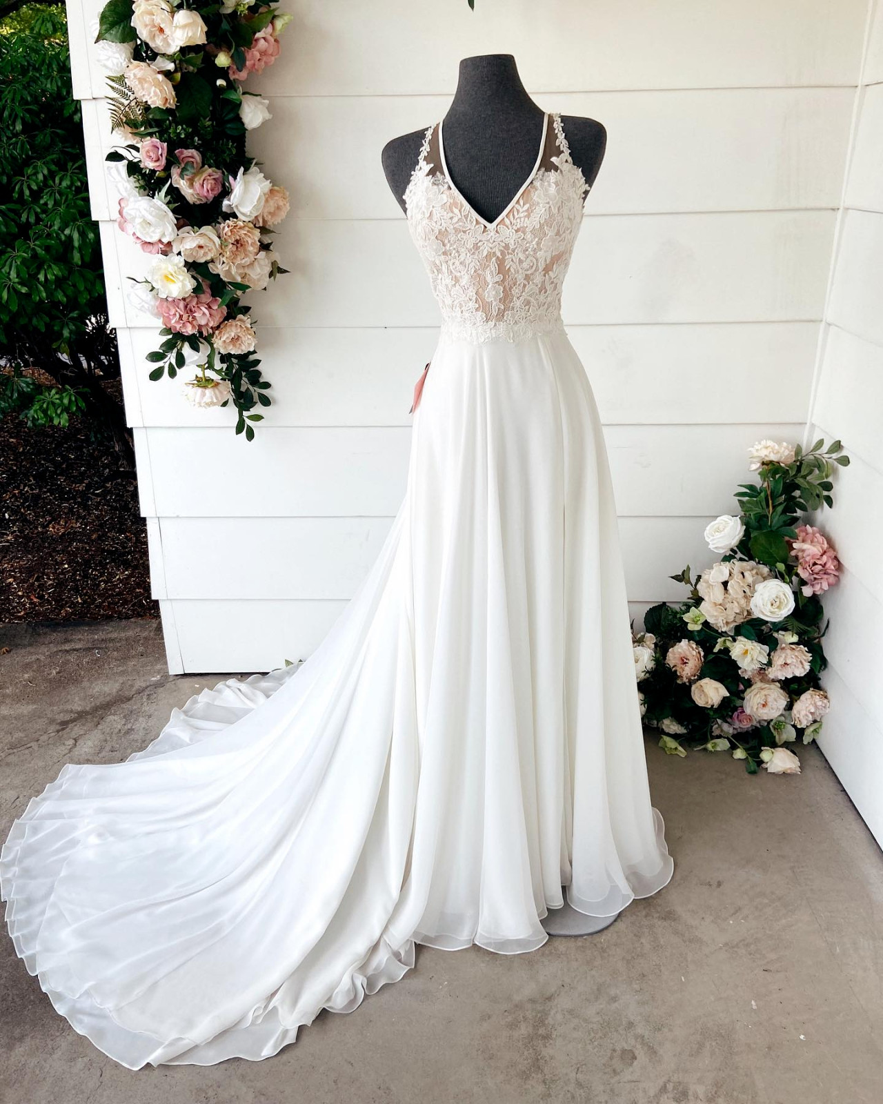 Chiffon Wedding Dresses V-Neck Spaghetti Strap Lace Sweep Train Bridal Gowns