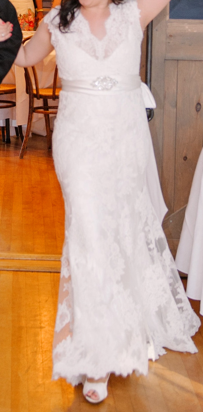 Allure Bridals 2455 Pre-Owned Wedding Dress, solid ivory