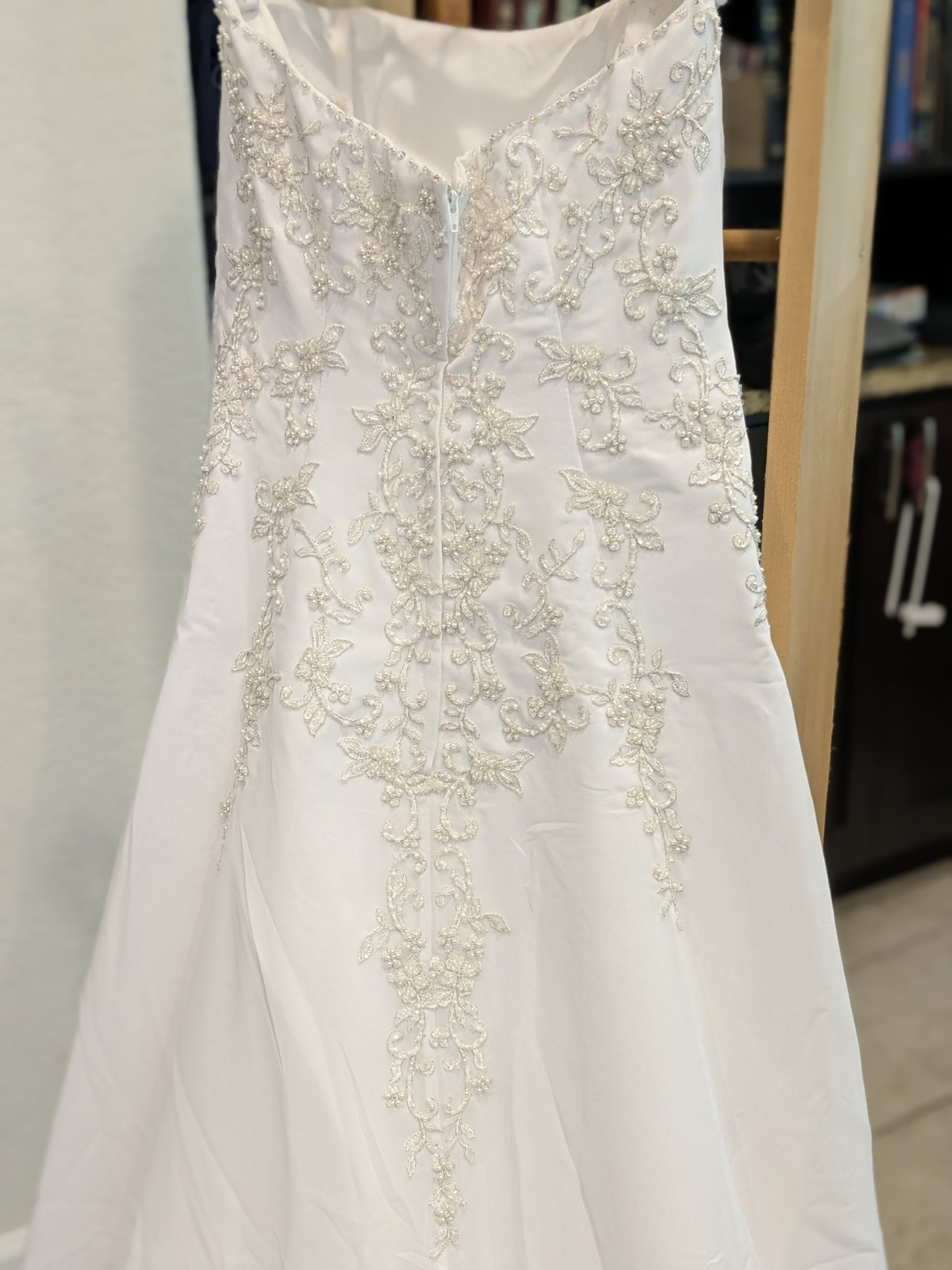 David’s Bridal Style V9010 Wedding Dress In Size 8