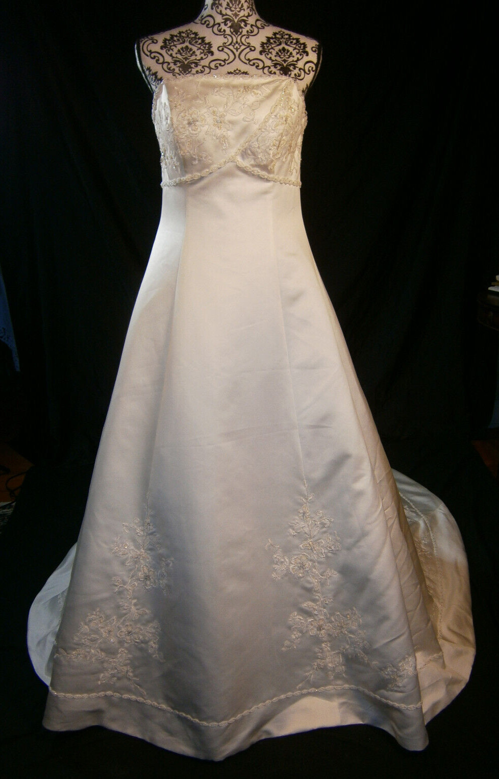 Venus 12 Wedding Dress Ivory Ballgown Lace Pearls Strapless Train Buttons Pretty