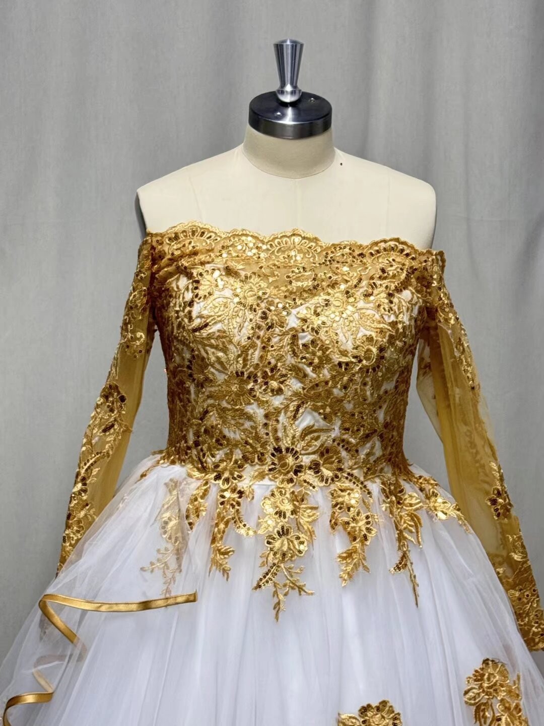 AfricaWedding Dresses Long Sleeves Gold Lace Appliques Bridal Gowns Chapel Train