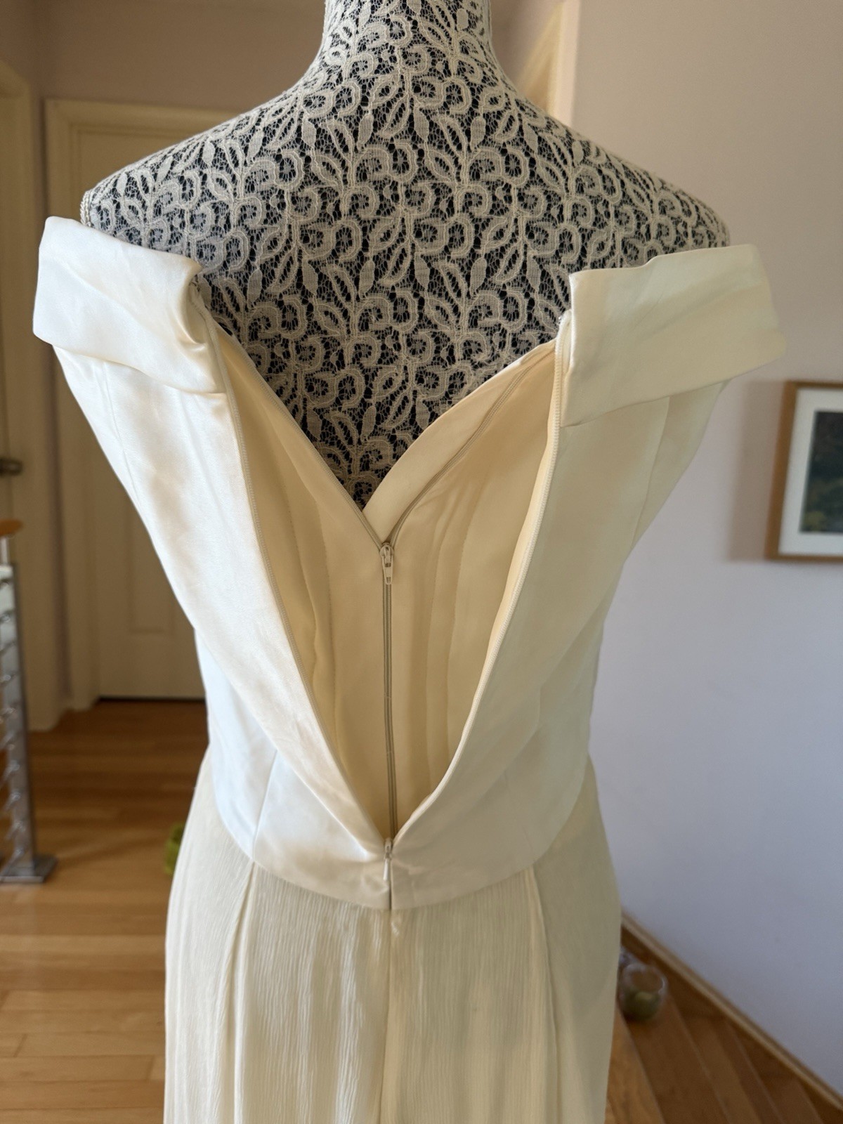 CAROLINA HERRERA 6 (10) Ivory Silk Chiffon OffShoulder Ruffled Wedding Dress NEW