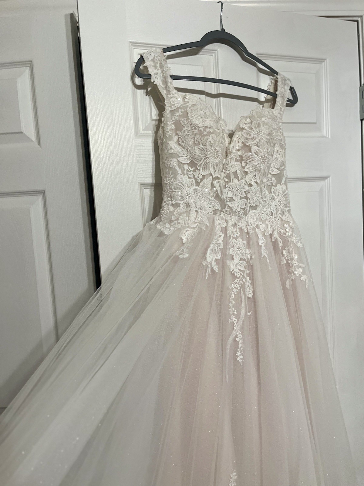 A contemporary white lace and tulle wedding dress with V-neck. Brand New Size 12