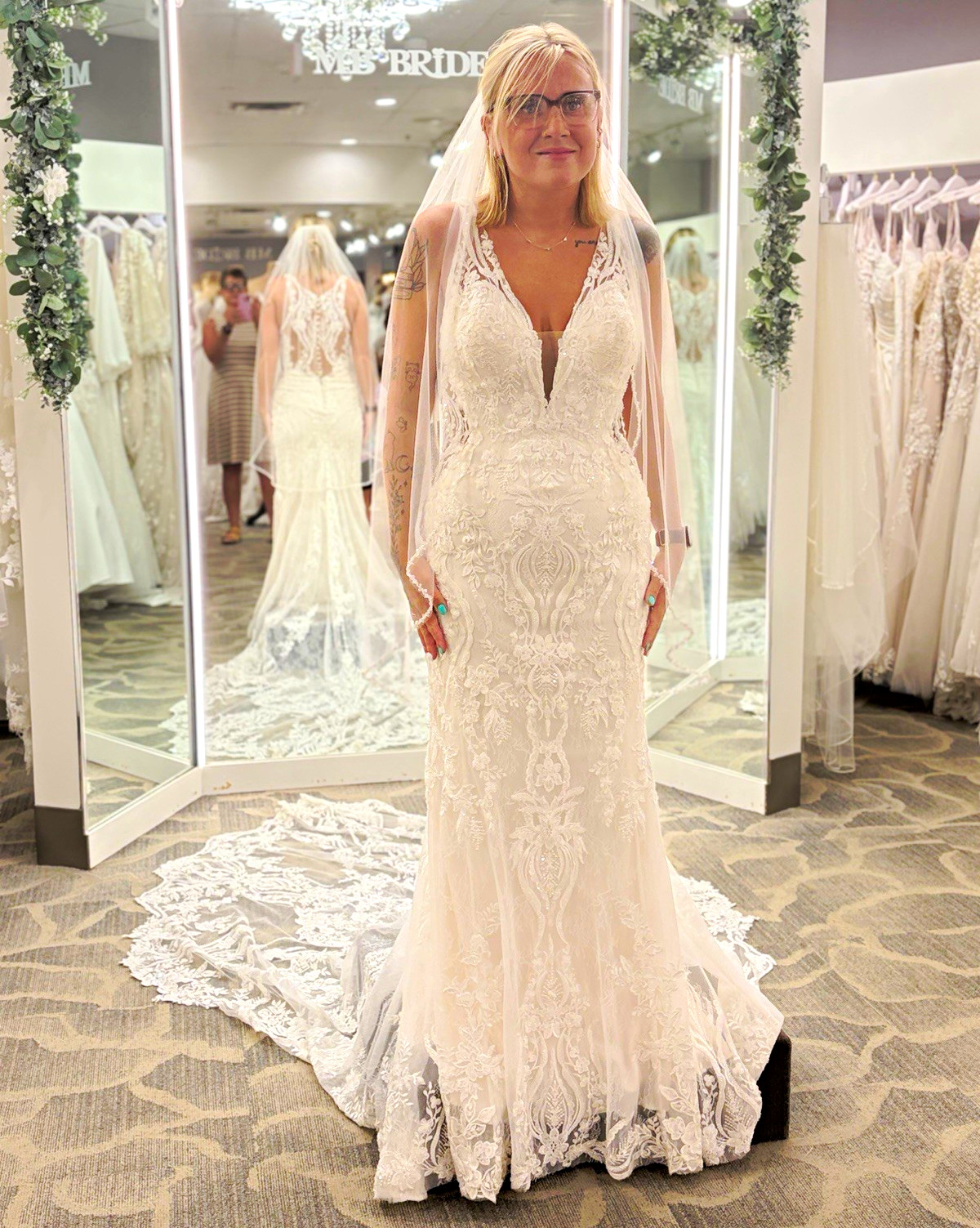 Allure Bridals Ivory Lace Sleeveless V-Neck Fit & Flare 8 Button Train