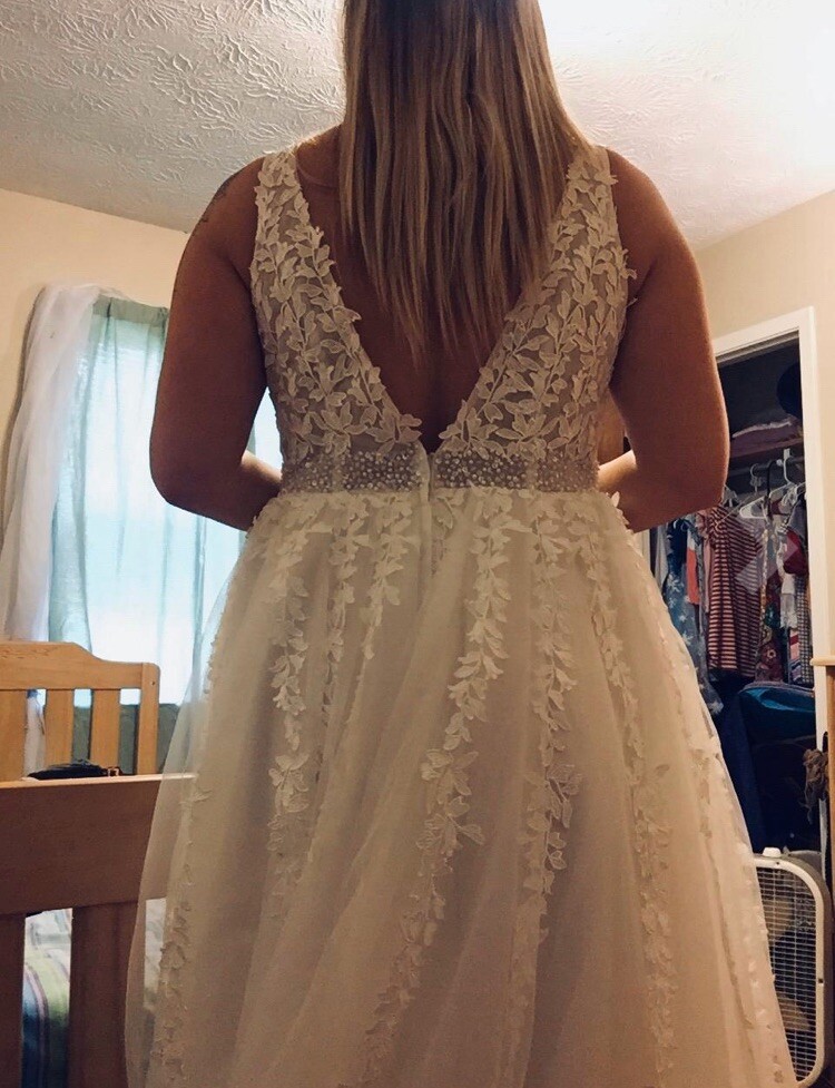 White Ivory Lace Appliqué V-Neck Wedding Dress Size 2-26