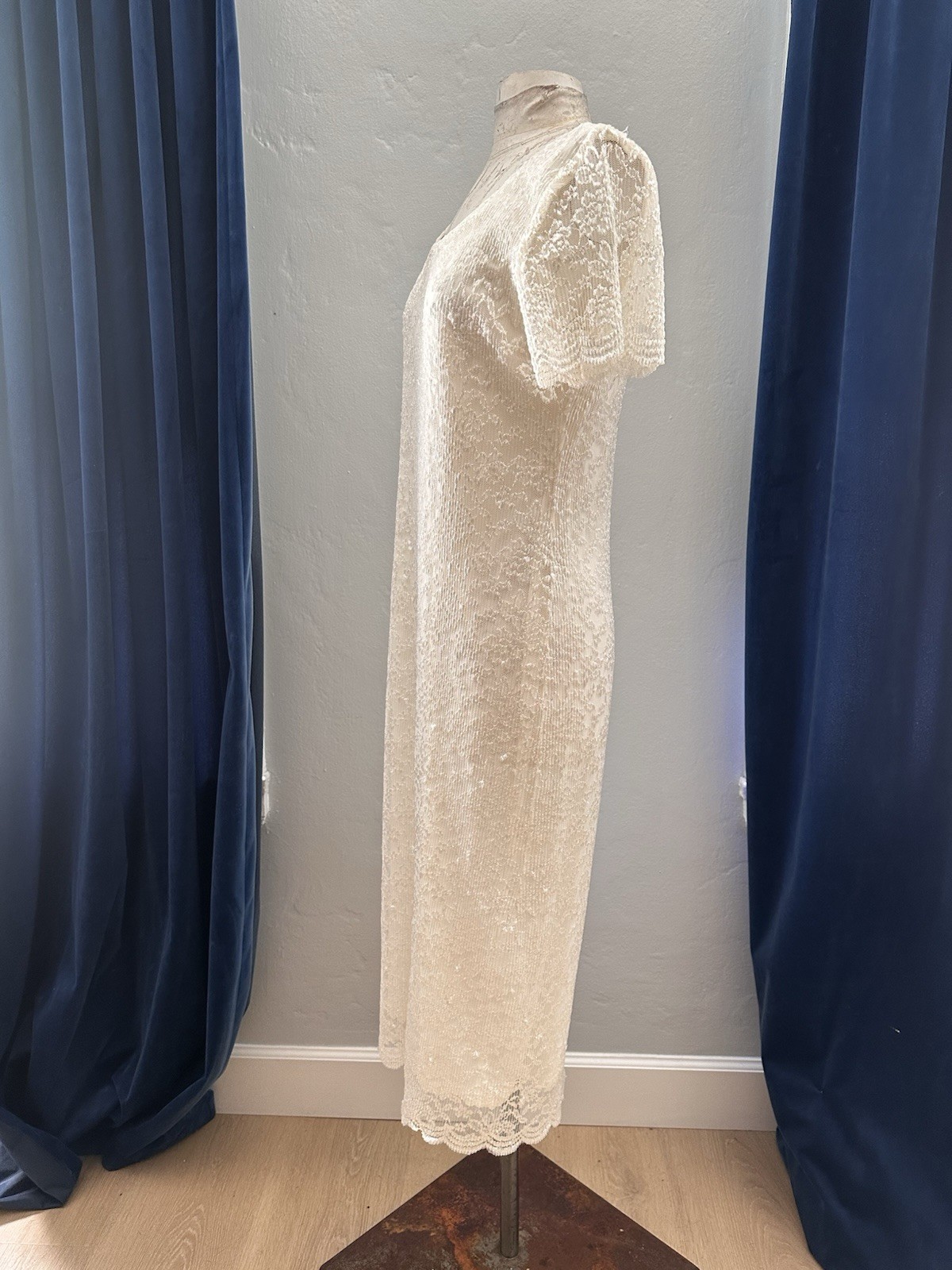 Ivory Lace Scoop Neck Short Sleeve Full-Length Column Sheath Wedding Dress L