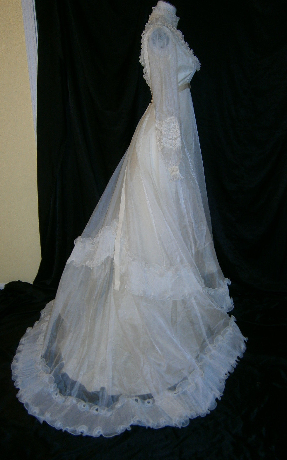 BRIDAL ORIGINALS VINTAGE WHITE WEDDING GOWN SIZE 6 PEARLS LACE ROSES BUTTONS USA