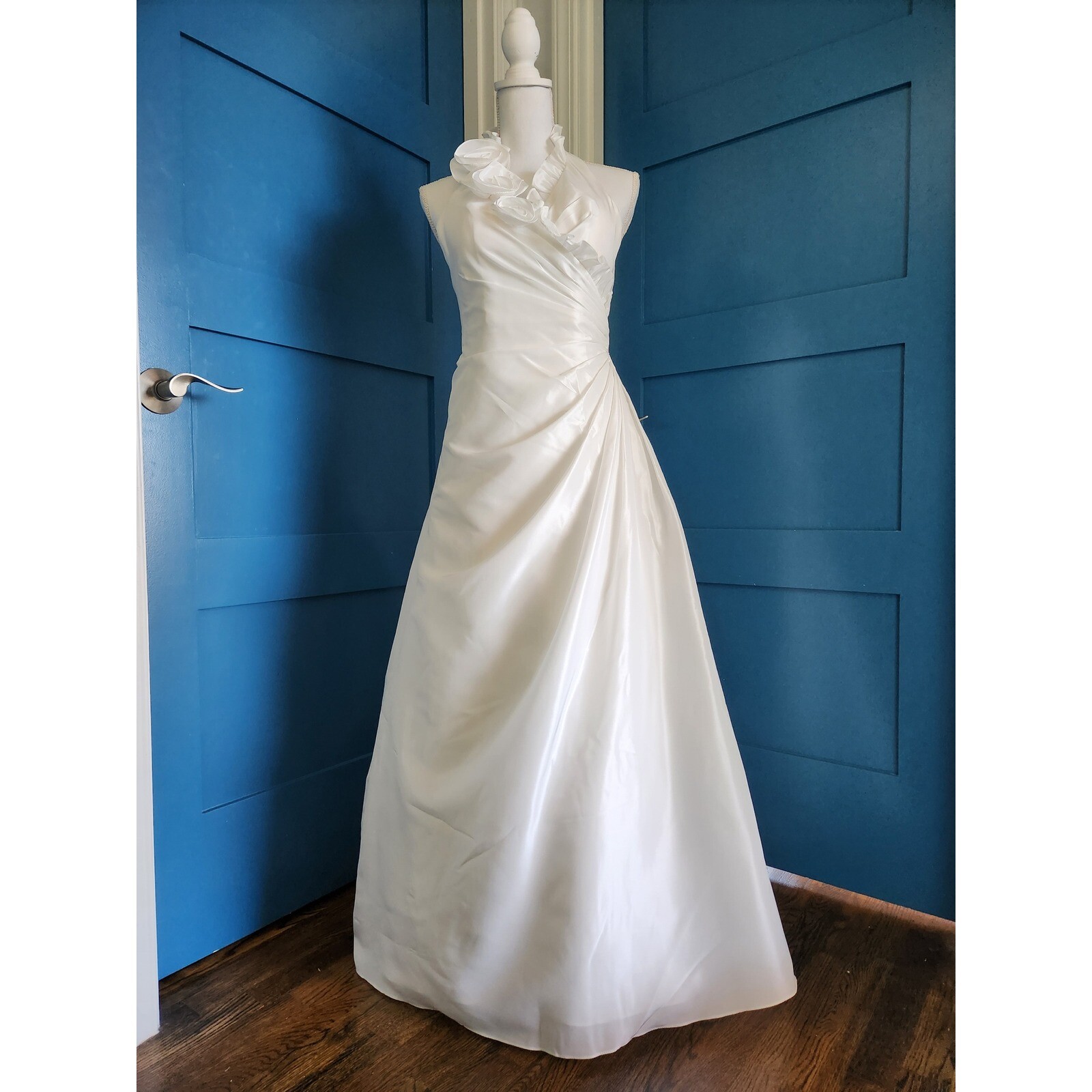 David’s Bridal Galina Satin Wedding Dress Sz 2 Halter Style Roses Small Train