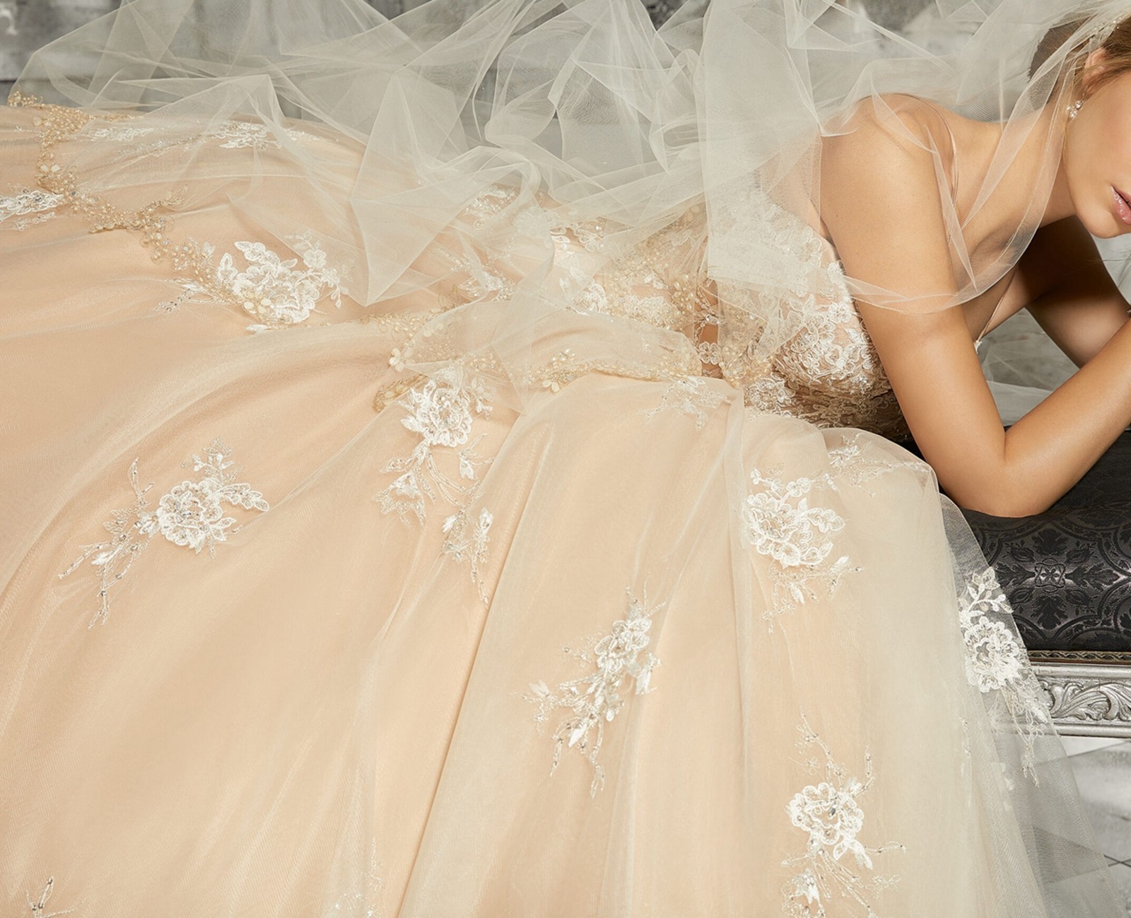 Breezy Lace Wedding Dress Wedding Dress 32-60 Beaded Champagne Straps Buttons