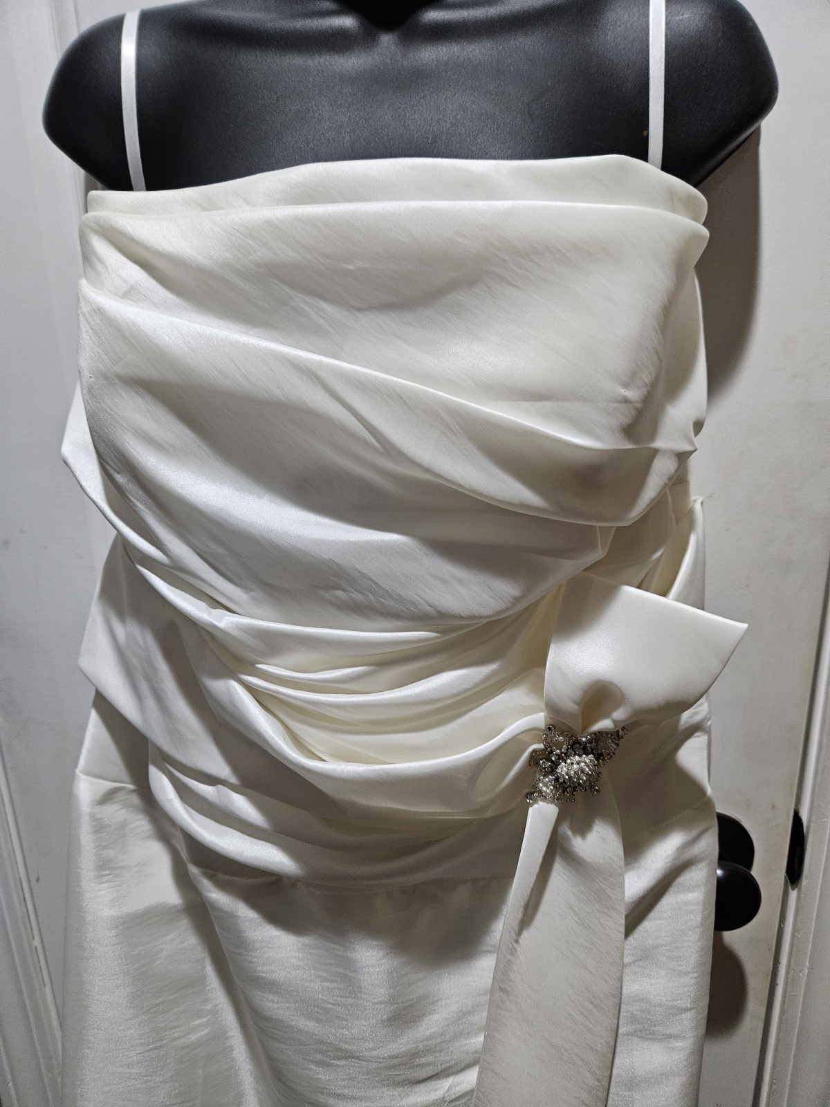 Venus Ivory Sweetheart Strapless Ruched, Sheath Wedding Dress 22W With Veil