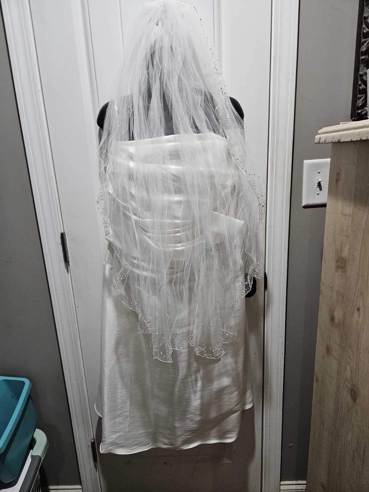 Venus Ivory Sweetheart Strapless Ruched, Sheath Wedding Dress 22W With Veil