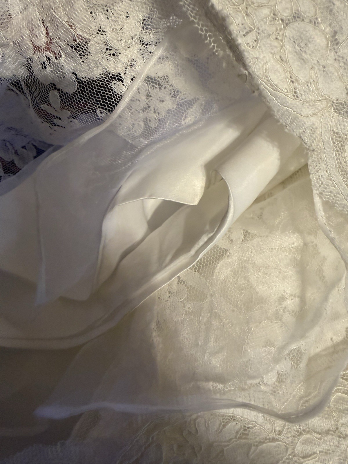 White Lace Wedding Gown Size 18 with Cinch Buttons Short Train Hem Scallop