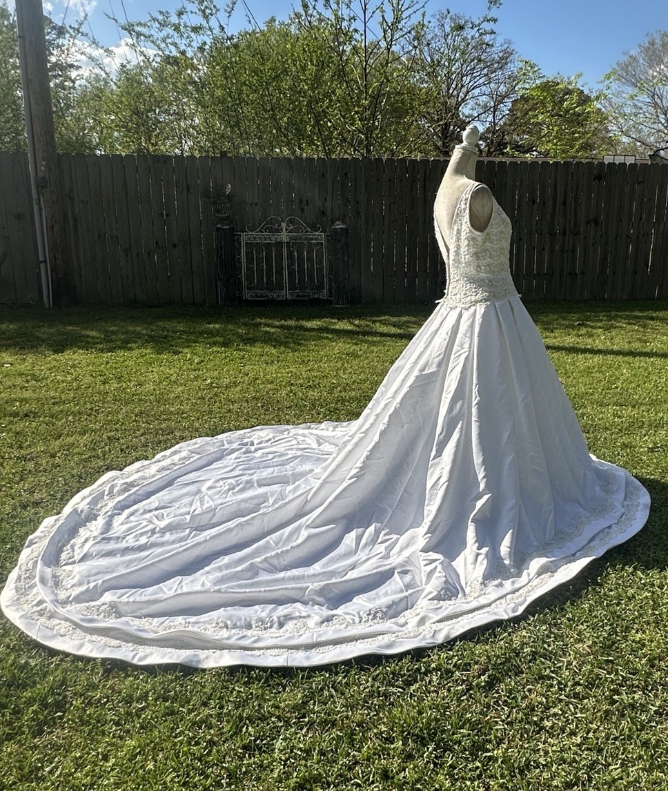 Mori Lee Wedding Dress Women’s Size 12 NWT Long Train Sleeveless Floral Beading