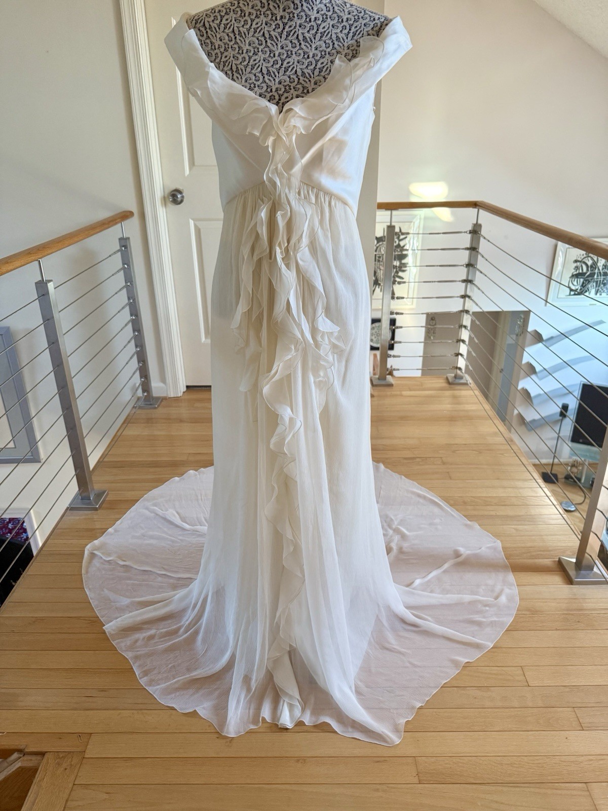 CAROLINA HERRERA 6 (10) Ivory Silk Chiffon OffShoulder Ruffled Wedding Dress NEW