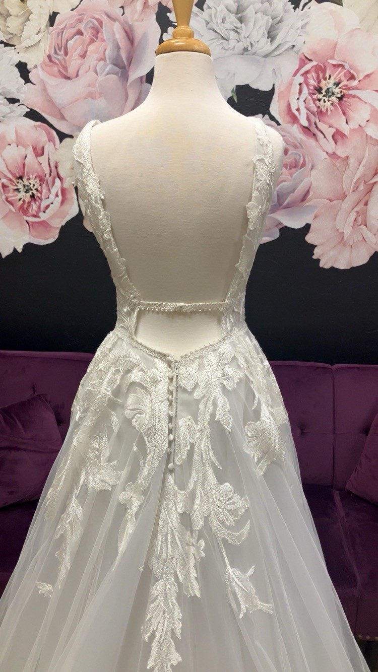 Wilderly Bride, By Allure Bridals. Adara / F142. Ivory / Platinum, Sze 8. Sample