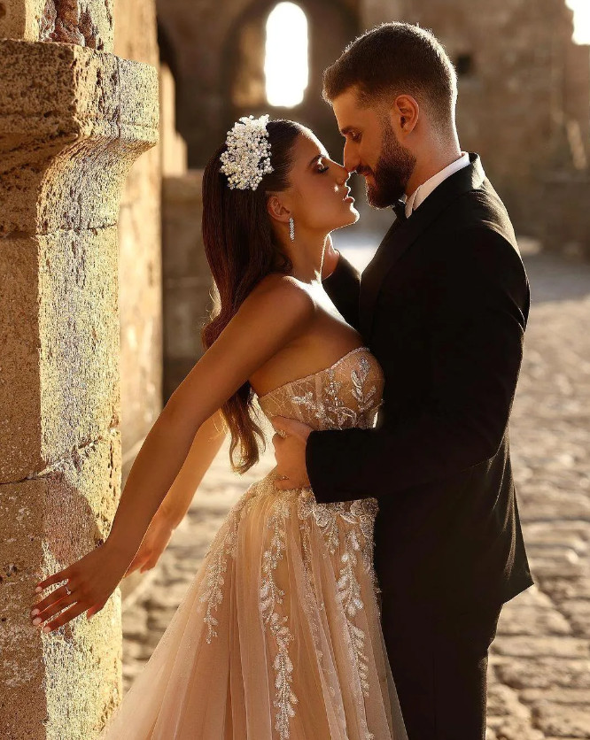 Champagne Wedding Dresses Sweetheart Lace Appliques Bridal Gown with High Split