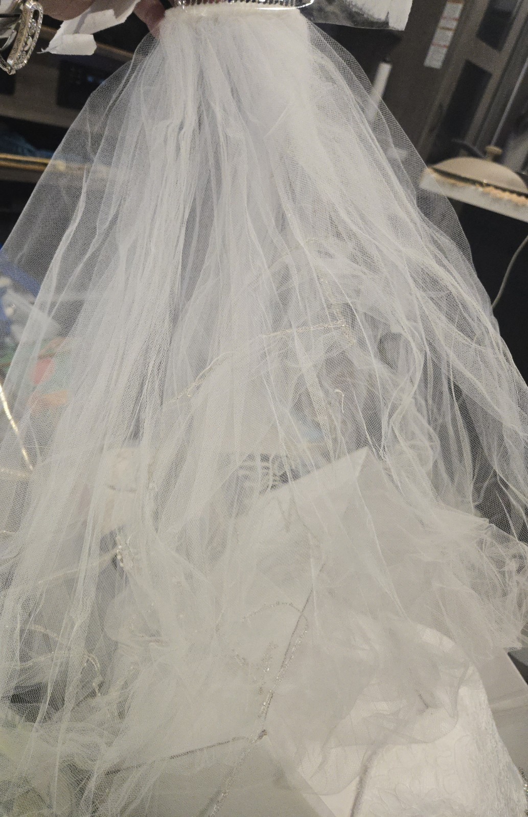 David’s Bridal White Lace Sweetheart Sleeveless Wedding Dress with Beading