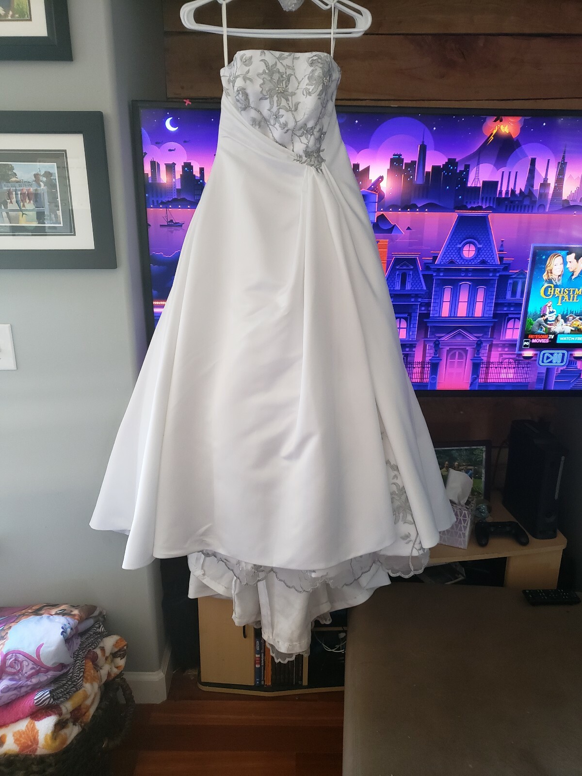 Jordan And Ashley Wedding Dress sz8 used silver white strapless