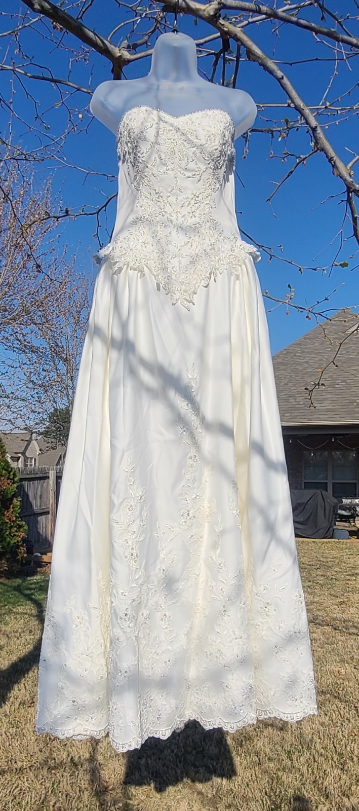PC Mary’s wedding gown beautiful sweetheart neckline strapless