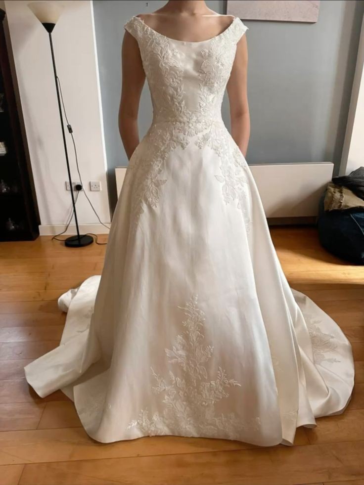 Satin Wedding Dresses Victorian Lace Ivory Off Shoulder A Line Bridal Ball Gowns