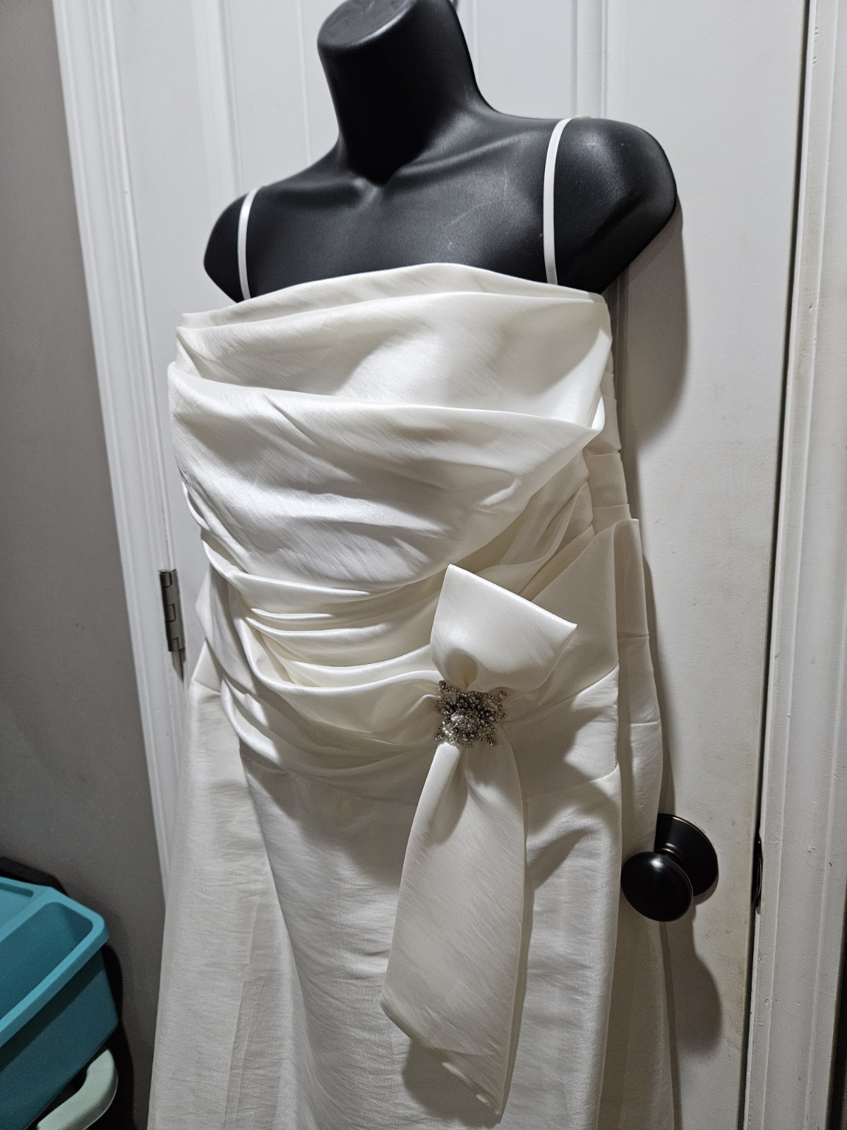 Venus Ivory Sweetheart Strapless Ruched, Sheath Wedding Dress 22W With Veil