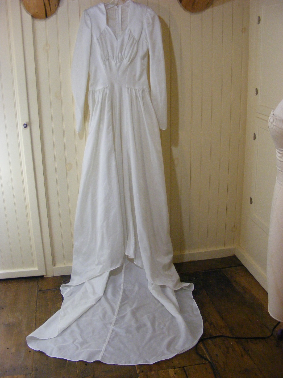 1942 WEDDING DRESS WWII BRIDAL WEAR RAYON FAILLE SWEETHEART NECKLINE LONG TRAIN