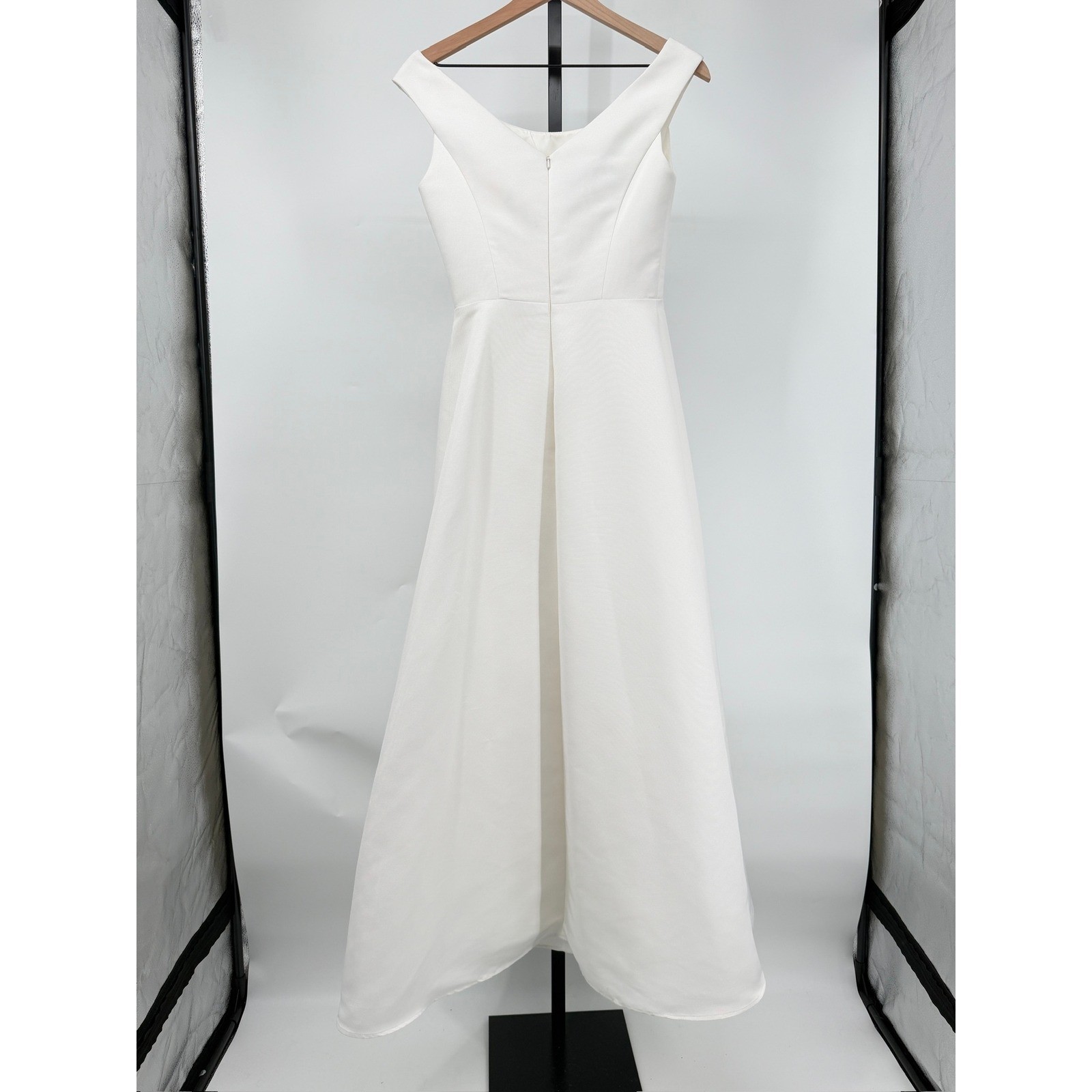 Amsale White Sleeveless A-Line Formal Gown Scoop Neck Fitted Bodice Bridal Maxi