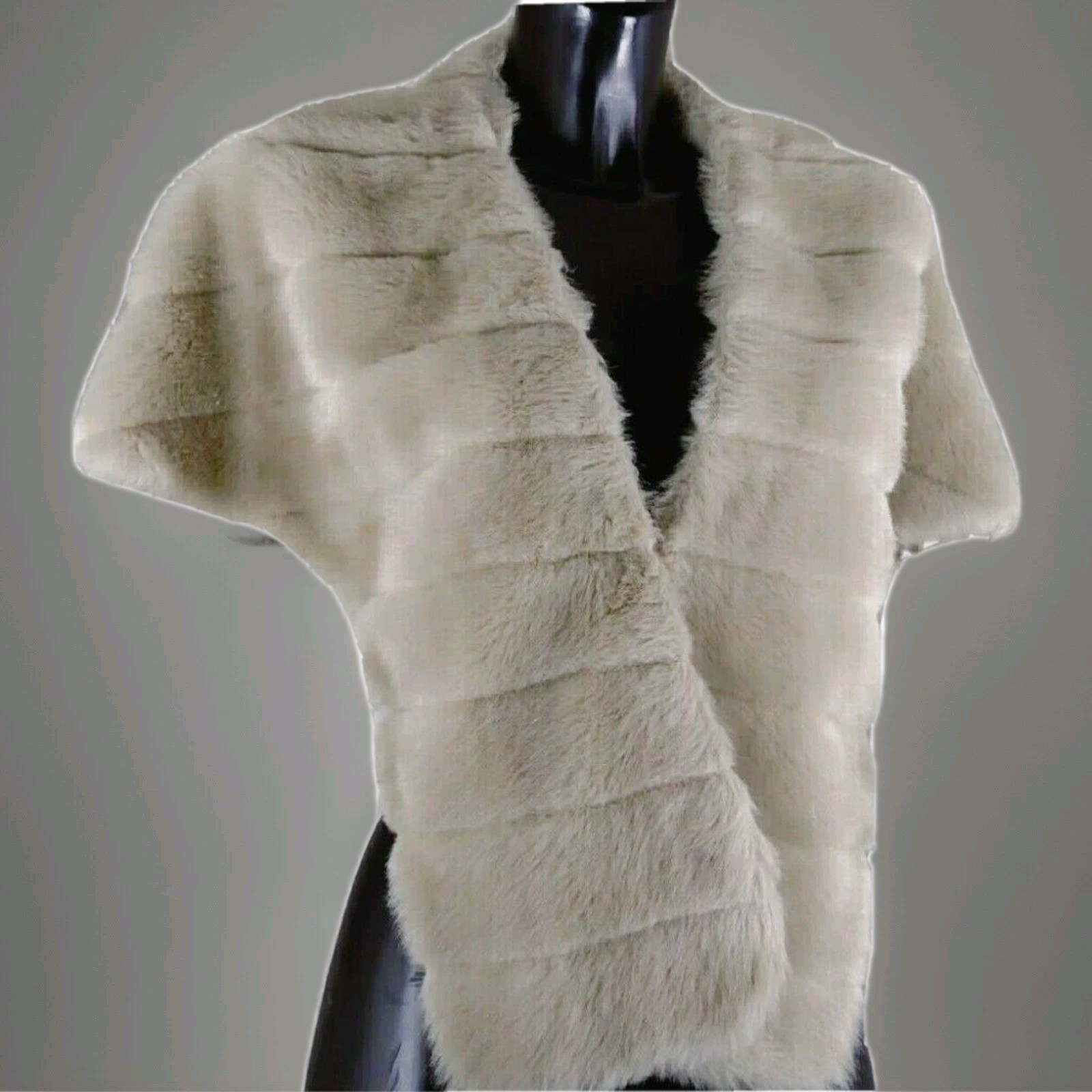 Laura “The Chic Bride” Medium Stole Faux Fur Champagne Color Buttoning Fur Hooks