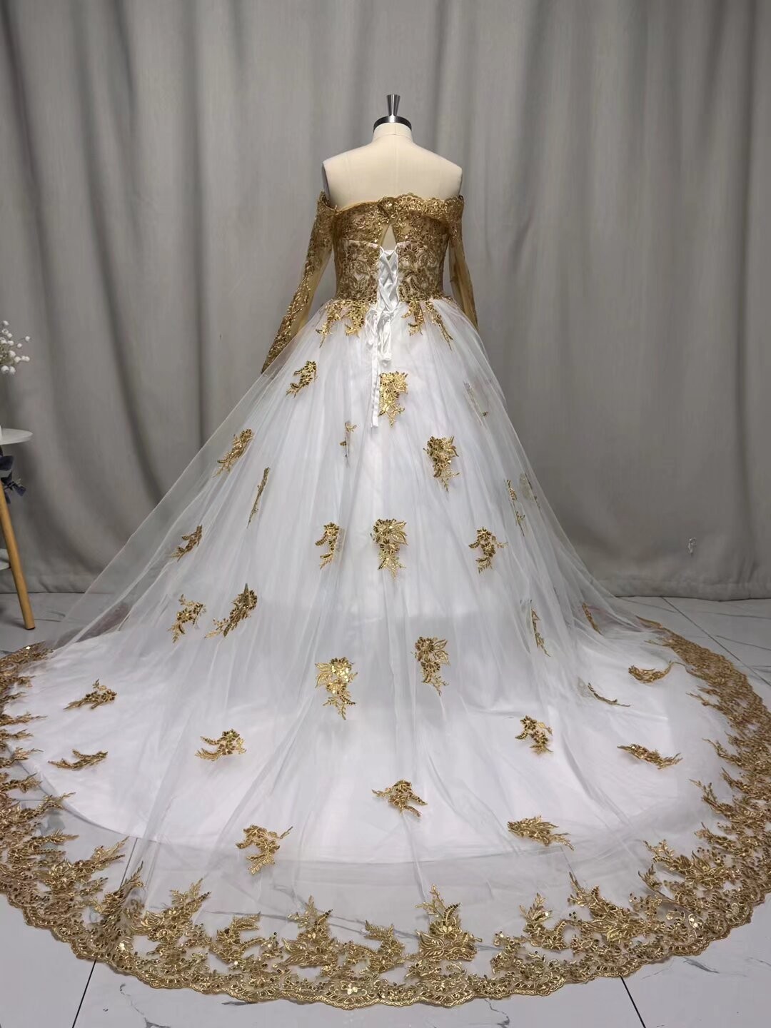 AfricaWedding Dresses Long Sleeves Gold Lace Appliques Bridal Gowns Chapel Train