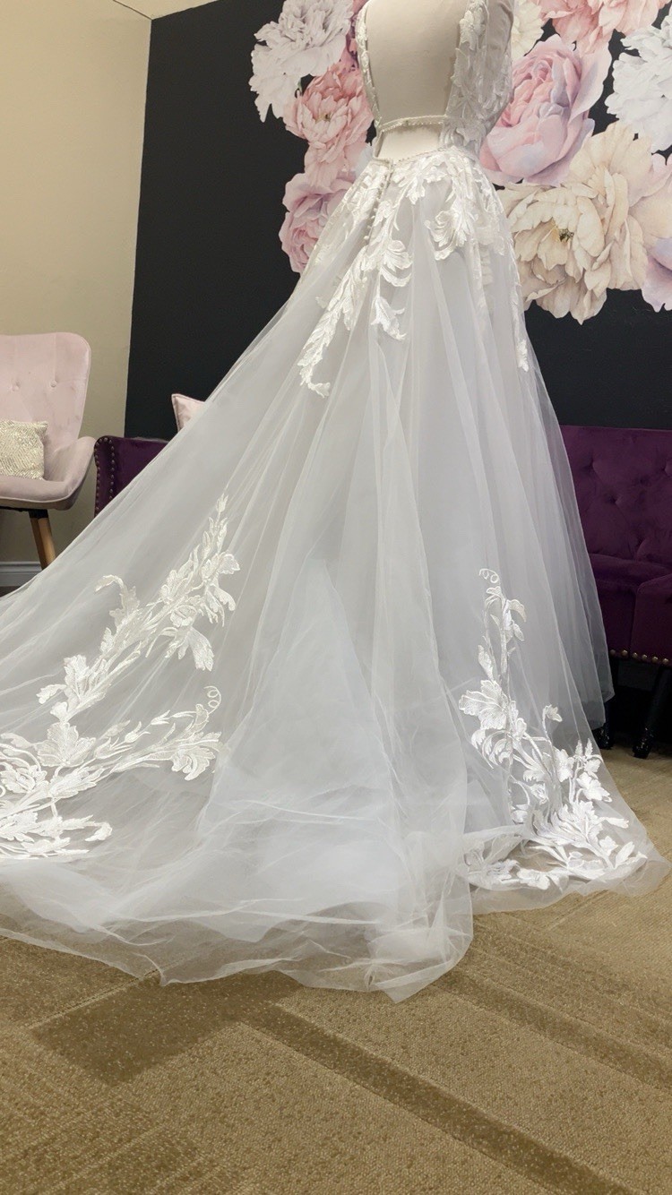 Wilderly Bride, By Allure Bridals. Adara / F142. Ivory / Platinum, Sze 8. Sample