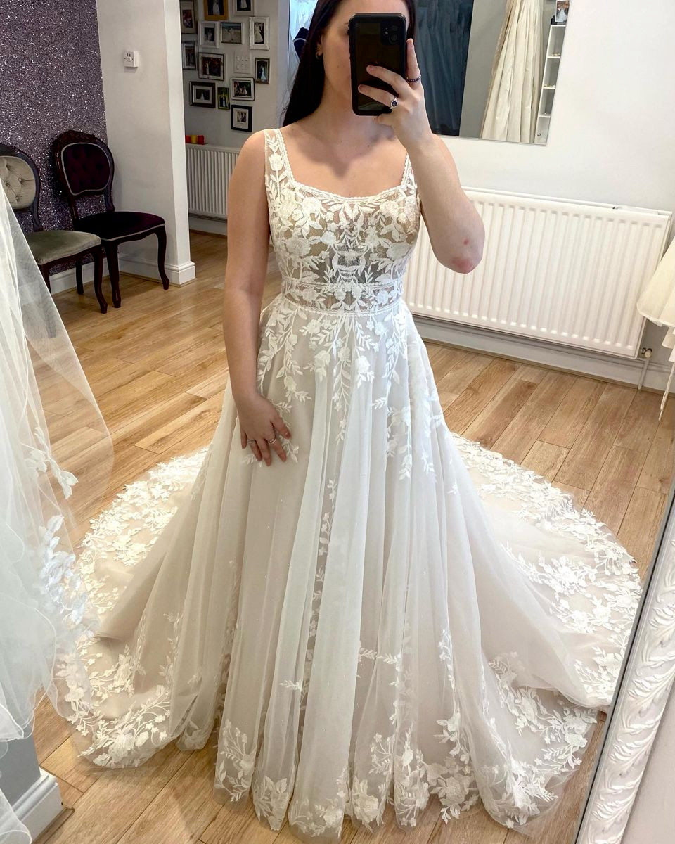 Beach Wedding Dresses Square Neck Lace Applique Sleeveless A Line Bridal Gown