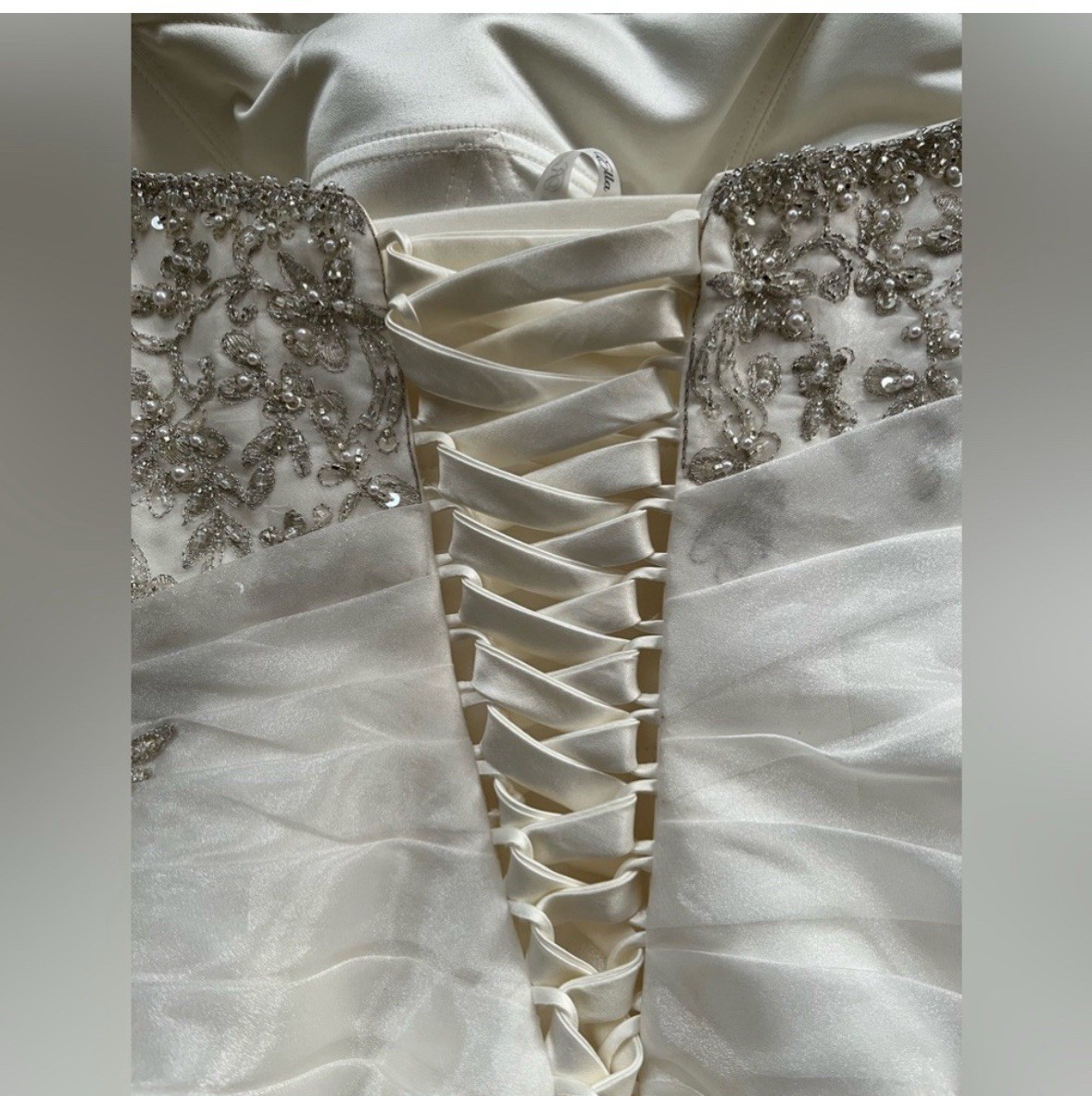 Ella Rosa Wedding Dress Ivory, Veil size 6 Corset Back Fits Size 4-8